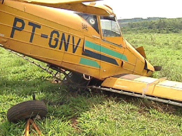 [Brasil] Avião agrícola faz pouso forçado em uma fazenda perto de Guapiaçu, SP  Aviao