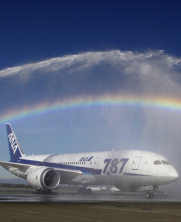 [Internacional] Jatos de água 'criam' arco-íris em lançamento de avião  Seattle_tokyo_dreamli_fran-2