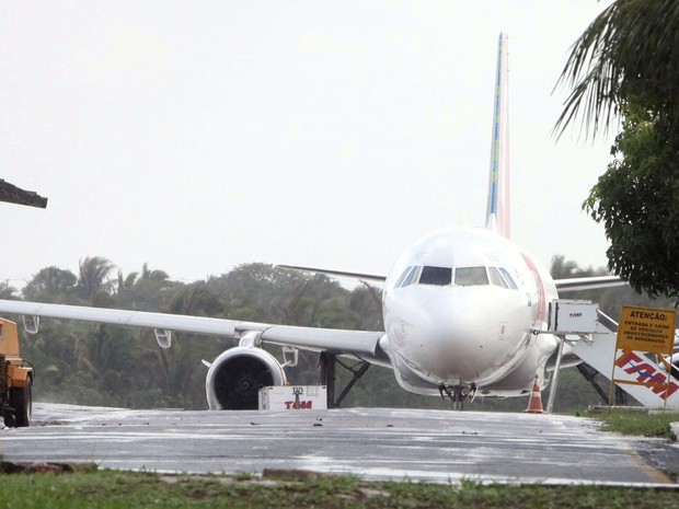 [Brasil] Após colidir com pássaro no ar, avião da TAM faz pouso não programado  2_aeronave_da_tam_volta_ao_aeroporto_depois_de_urubu_entrar_em_uma_das_turbinas