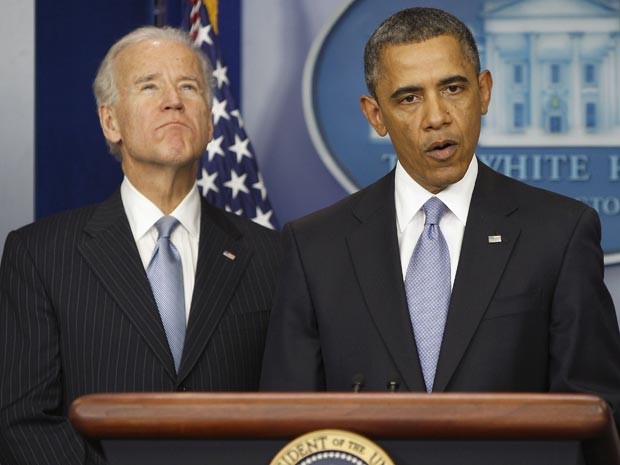 Câmara dos EUA aprova proposta para evitar 'abismo fiscal' Obama_biden