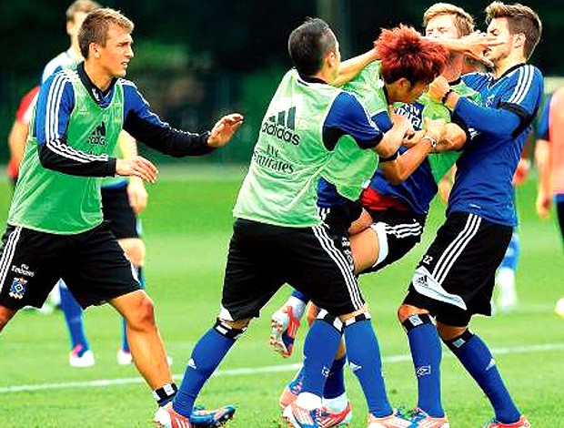 Treino do Hamburgo acaba em briga, nocaute e suspensão de atleta sérvio. Rajkovic_hamburgo_confusao3_rep_60