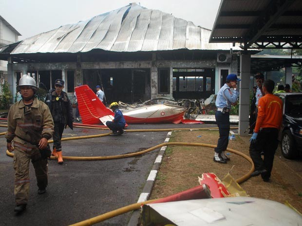 [Internacional] Avião colide com prédio durante show aéreo e mata dois na Indonésia  Indonesia1