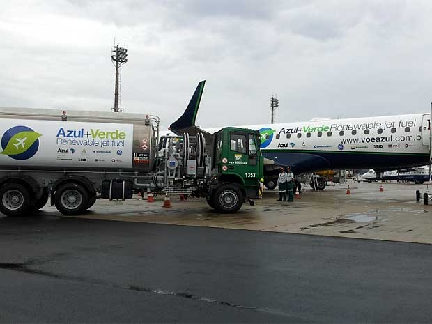 [Brasil]Azul faz voo experimental usando combustível à base de cana. Abastecimento03