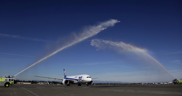 [Internacional] Jatos de água 'criam' arco-íris em lançamento de avião  Seattle_tokyo_dreamli_fran