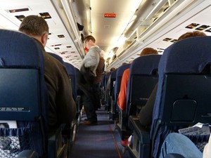 [Brasil] Confira dicas para reduzir o desconforto em viagens de avião  Aviao-corredor-flickr