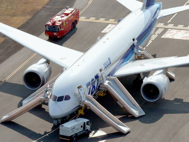 [Internacional] Boeing 787 faz pouso de emergência no Japão após problema técnico Japao-boeing-ap620