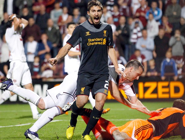 Time misto do Liverpool vence Hearts e fica a um empate da fase de grupos Fabioborini_reu1024