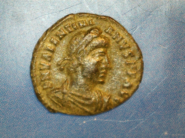 AE3 de Valentiniano I.  SECVRITAS REIPVBLICAE. Victoria avanzando a izq. Ceca Roma. 2017_03_19_0001_0_X