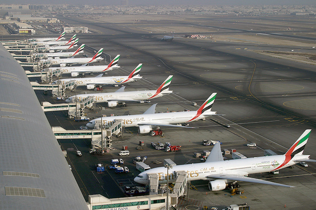 (FULL) WA International News Network - Page 16 Emirates_Boeing_777_fleet_at_Dubai_International