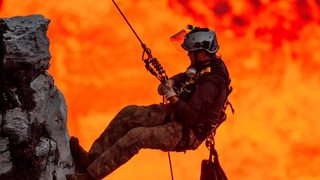 A un tiro de piedra, el descenso a un volcán enfurecido [2017] [WEBDL] [Castellano]  AQj_Ukoll