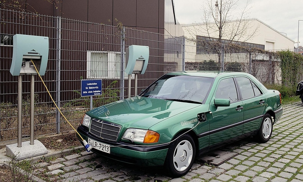 Antigos Veículos Elétricos da Mercedes S123 W201 W202 Screenshot_845