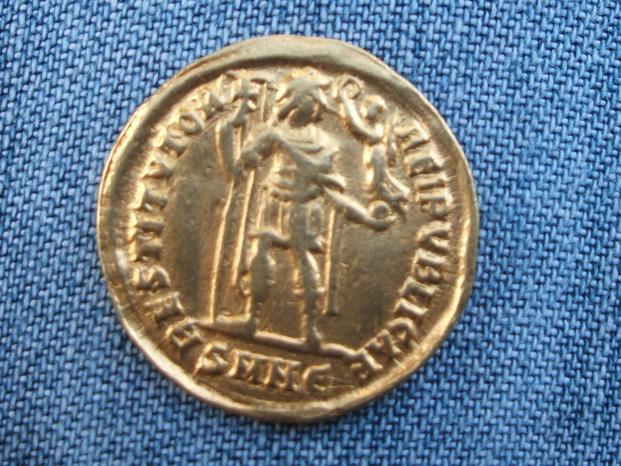 Solido de Valentiniano I. RESTITVTOR REI PVBLICAE. Nicomedia 054