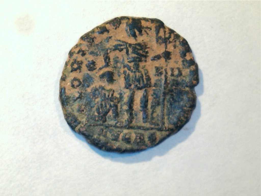 AE3 de Valentiniano I. GLORIA RO-MANORVM. Emperador avanzando a dcha. arrastrando a cautivo. Ceca Lugdunum. Image