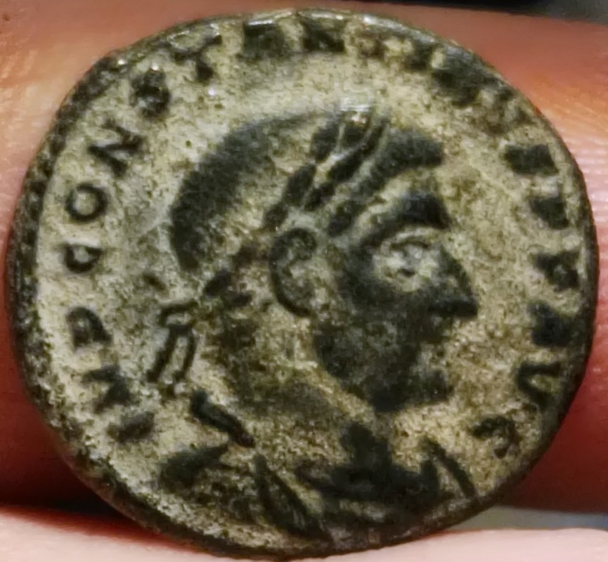 AE3 de Constantino I Magno. SOLI IN-VI-CTO COMITI. Sol estante a dcha. mirando a izq. Ceca Arles. IMG_20170721_175552