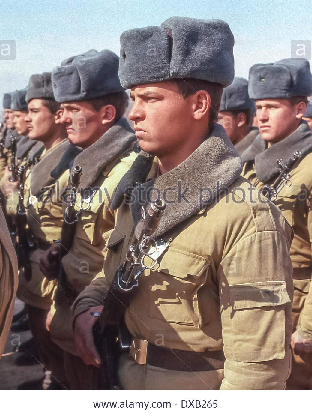 Soviet Afghanistan war - Page 5 Feb_16_1989_termez_uzbekistan_ru_armed_with_ak_4