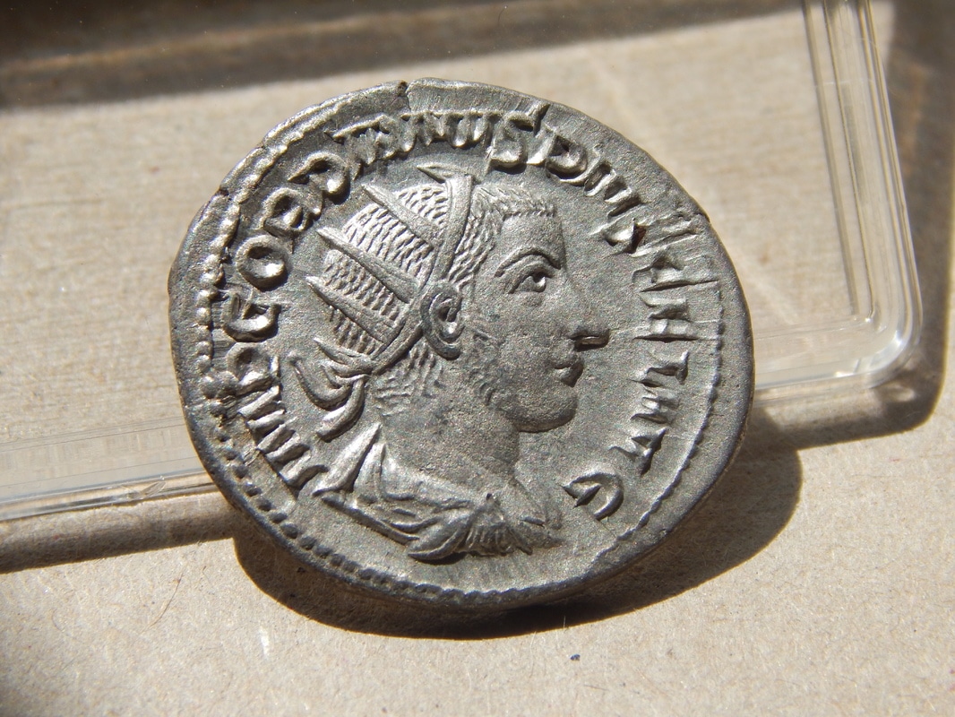 Antoniniano de Gordiano III Pío. P M TR P V COS II P P. Gordiano III estante a dcha. Ceca Roma. DSCN2655