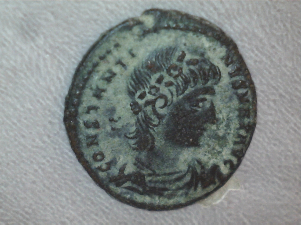 AE3 de Constantino I Magno. GLOR-IA EXERC-ITVS. Estandarte entre dos soldados. Ceca Cyzicus.  Image