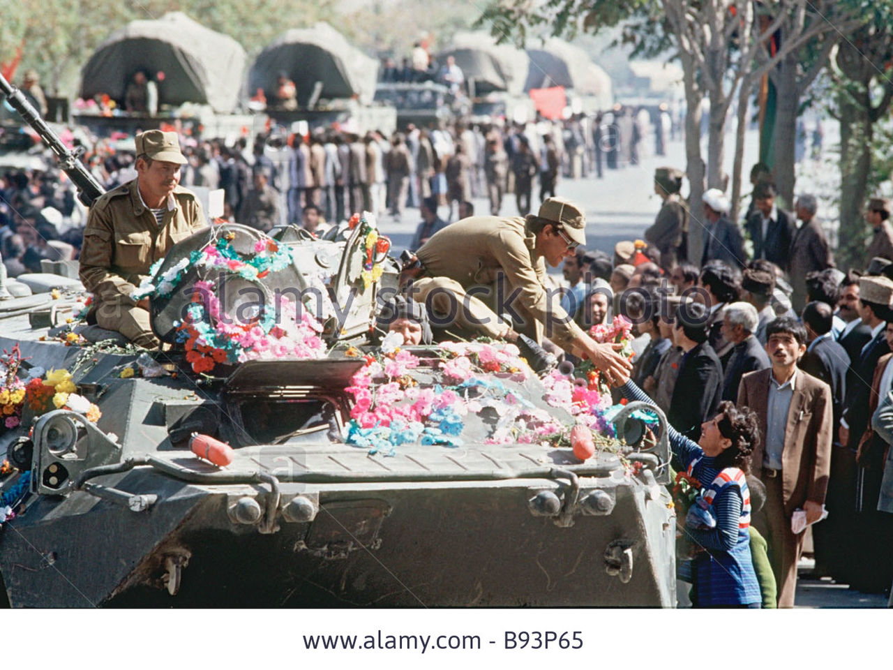 Soviet Afghanistan war - Page 5 Civilians_greet_six_soviet_regiments_returning_f