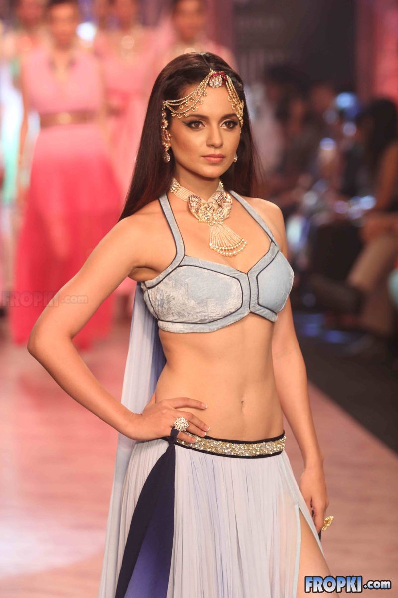 Kangana at Birdhichand Ghanshyamdas Show At IIJW 2013 Kangana_002