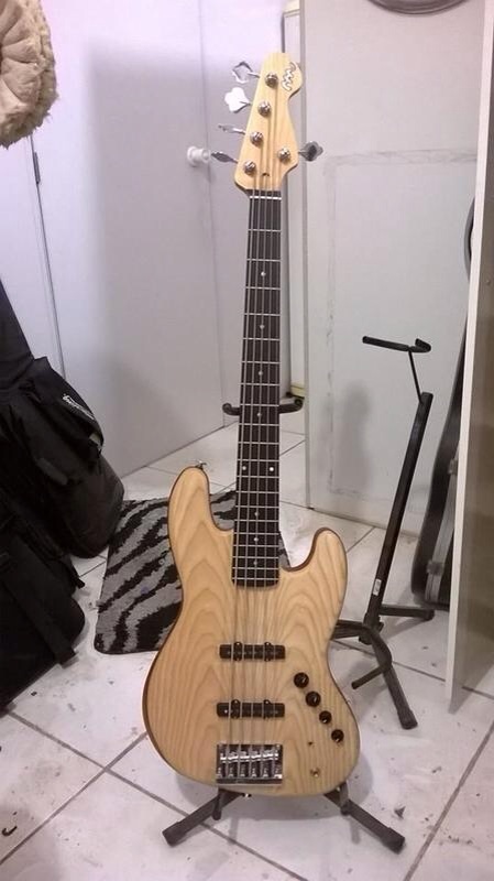 (Vendo) M laghus  jazz bass 5 - preço pra vender logo com frete grátis! Image