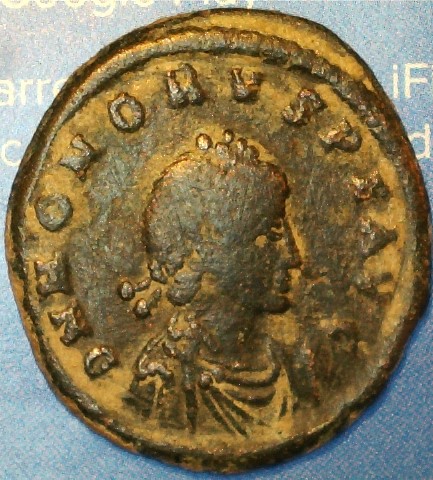AE2 de Honorio. GLORIA ROMANORVM. Emperador estante de frente. Ceca Constantinopla. 2017_01_14_0001_0_X