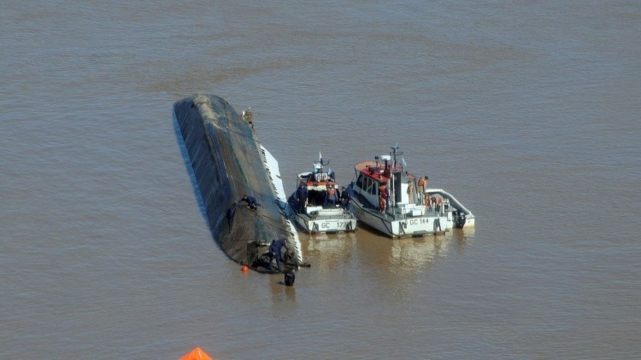 Guarda costas Argentino hundio a pesquero Chino en aguas territoriales - rechazo los 3 tiros de advertencia e intento colisionar contra Guardacostas- Este otro pesquero logro escapar a aguas internacionales HUNDIMIENTOPESQUERO_CHINOARGENTINA