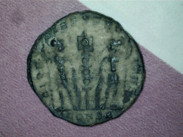 AE3 de Constantino II. GLOR-IA EXERC-ITVS. Ceca Constantinopla. Image