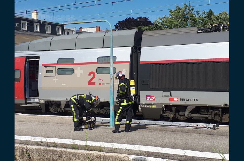 [01] Le TGV prend feu (Bourg en Bresse) 2017-07-07-_TGV-02