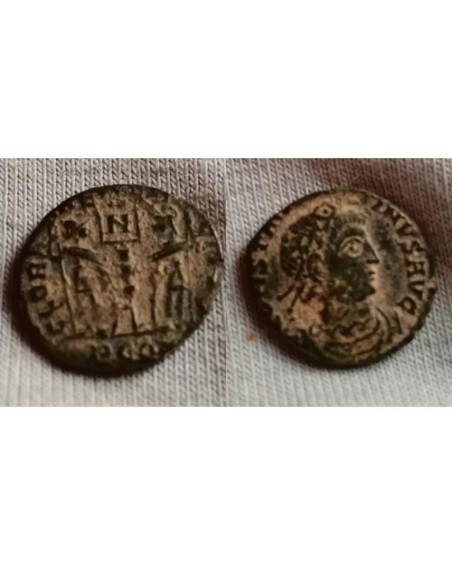 AE4 de Constantino II. GLORI-A EXER-CITVS. Un estandarte entre dos soldados. Ceca Arles. Collage_Maker_20170930_180017380
