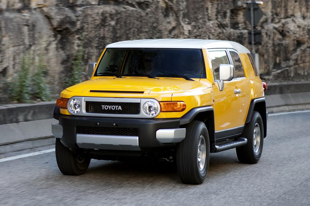 A quelle voiture appartient ce morceau ? - Page 34 2010-_Toyota-_FJ-_Cruiser-1