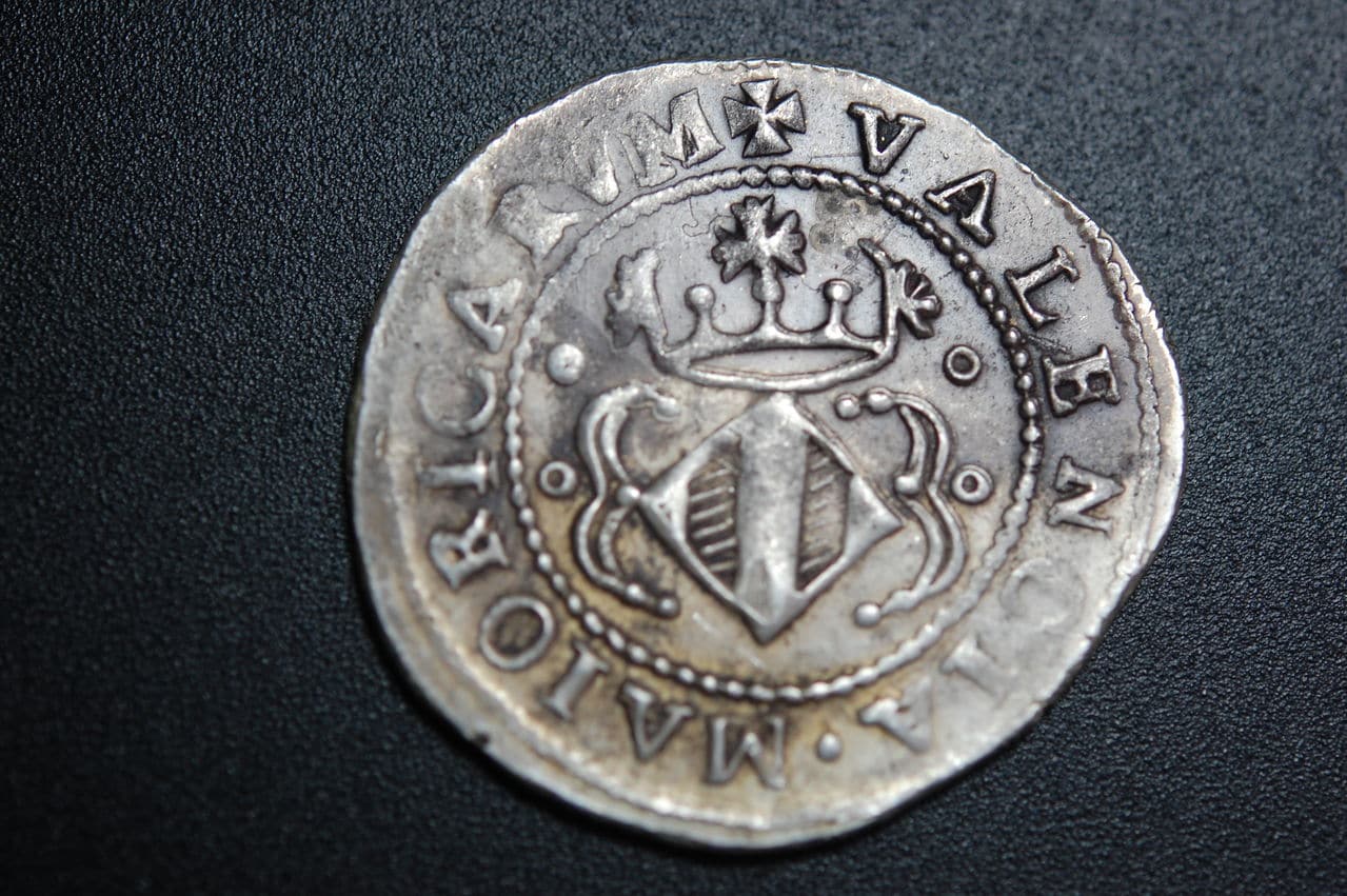 Reproducción en plata de una moneda de oro de Felipe II y reales de los RR.CC. clonados. DSC_2582