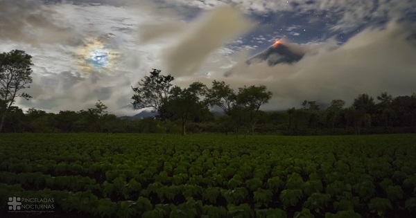 Astronomy Picture of the Day - Σελίδα 14 Blue_Moon_Red_Volcano_Montufar_4096