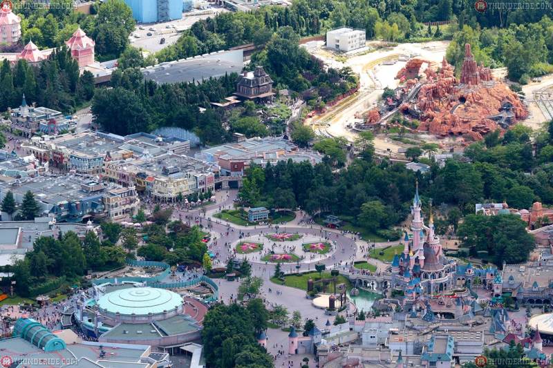 Disneyland vue d'en haut ... - Page 2 13765946_1742737049341965_3542660053912385626_o