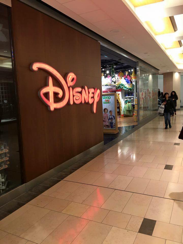 Magasins Disney Store Étrangers et France  - Page 3 12289678_1089294371090064_3587855214728411883_n