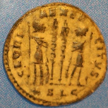 AE3 de Constantino II. GLORI-A EXER-CITVS. Dos estandartes entre dos soldados. Ceca Lugdunum. 2017_01_14_0003_0_X