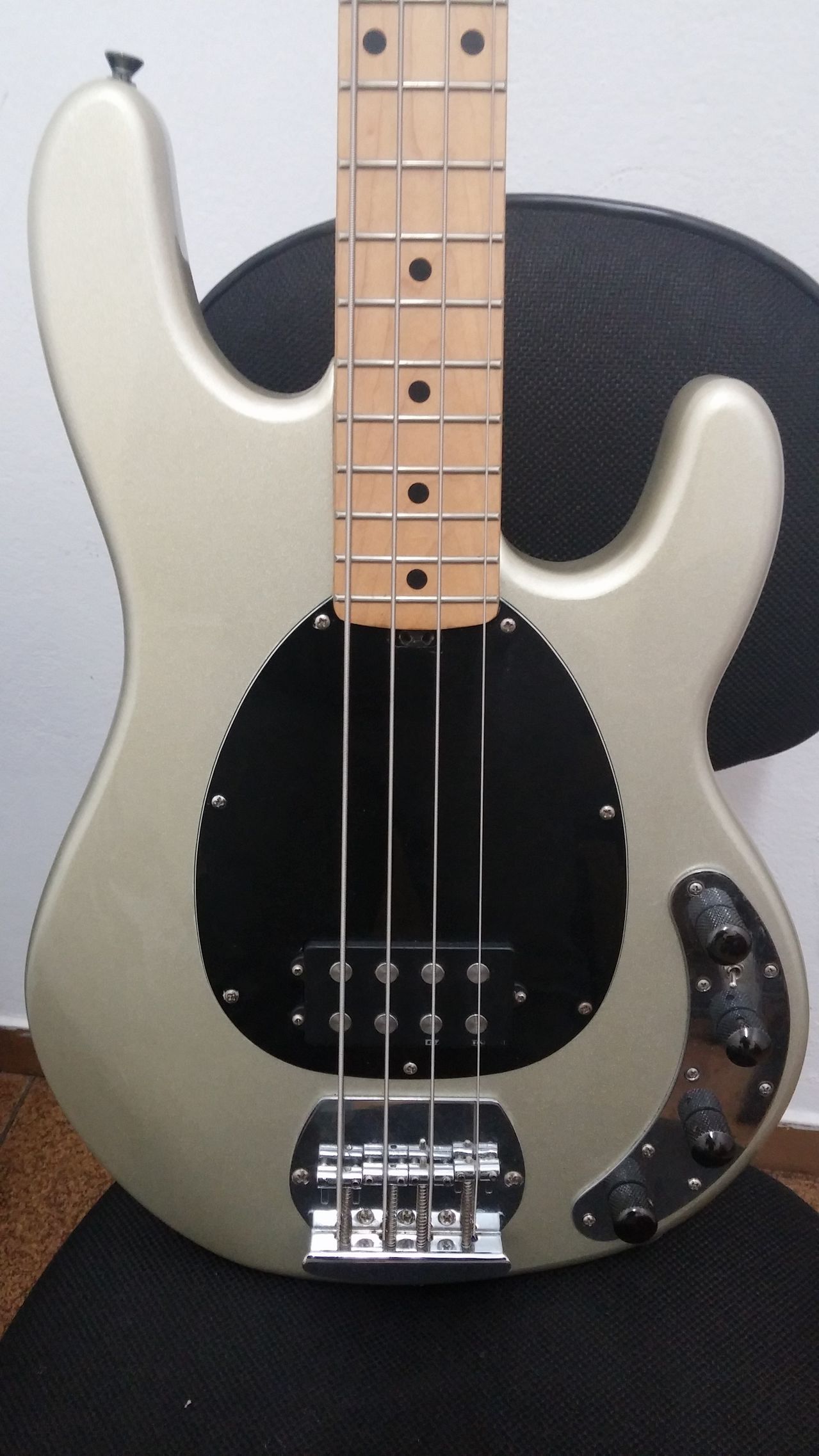 VENDO: Baixo OLP Music Man 4 cordas com upgrades CAM00755