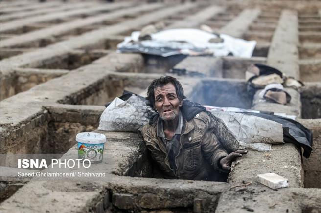 Formas de supervivencia en Iran -  Sorpresa para Politicos de su realidad: cementerios, cajas de carton, terrenos baldios, y similares IRANPOORATCEMETERY2