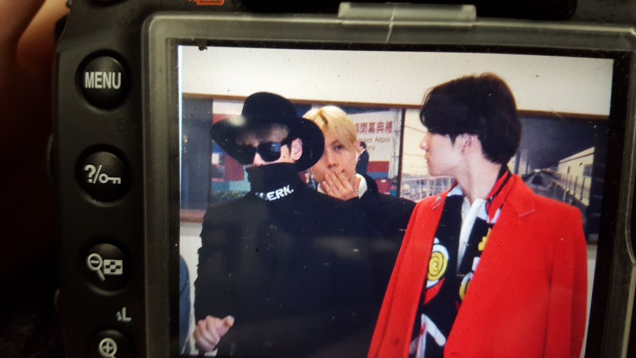 151130 SHINee (s/ Onew) @ Aeropuertos de Incheon y Hong Kong {Rumbo a Hong Kong} CVCir_Hr_U8_AA0_RWM_jpg_orig