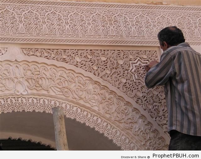 Arabeska - Page 15 Man_Working_on_Islamic_Decoration_Zakhrafah_Arab