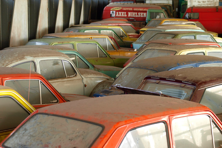 CONCESIONARIO VENDE COCHES CON MAS DE 30 AÑOS PERO CON 0 KM. SERÁ VERDAD?? Coches_clasicos_012