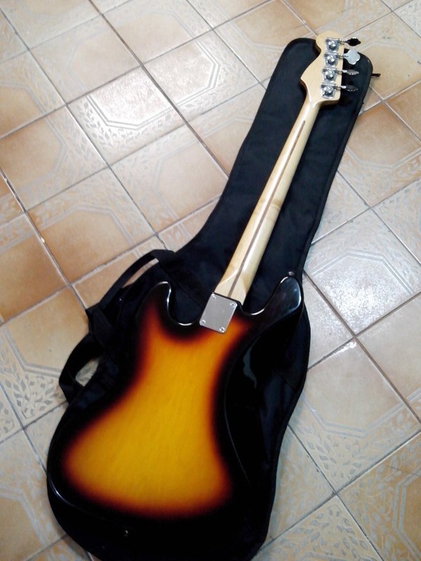 Existe Fender sem marcação no braço? Baixo_fender_jazz_bass_sunburst_made_in_mexico_s