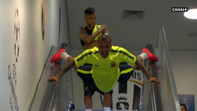 neymar - Neymar Watch - Page 42 Video_dani_alves_acting_like_a_5_year_old_on_an