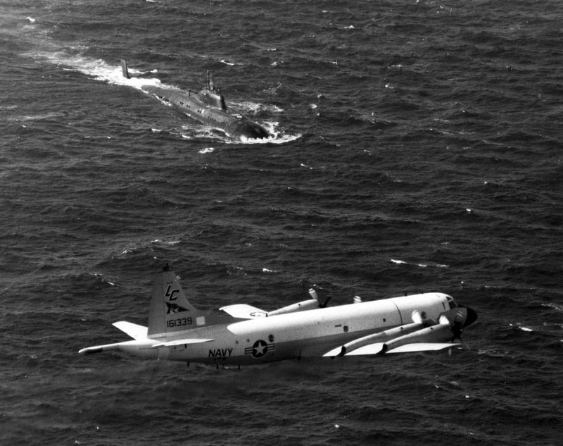 خطط الناتو المجنونه لتدمير الغواصات السوفييتيه في الحرب البارده : قصفها بالمغانط !! P3C-Orion-Over-Soviet-Submarine