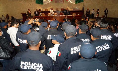 Policías irrumpen en comparecencia de titular de seguridad en Oaxaca (+fotos) 750395_NpAdvMainFea