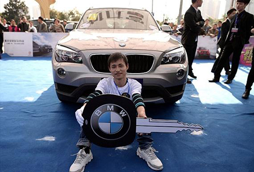 يقف 7 ساعات على قدم واحدة للفوز بـBMW  Original