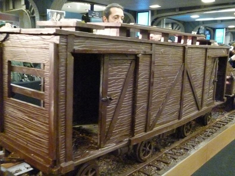 ألبوم صور لأطول قطار في العالم من الشوكولاطة Original