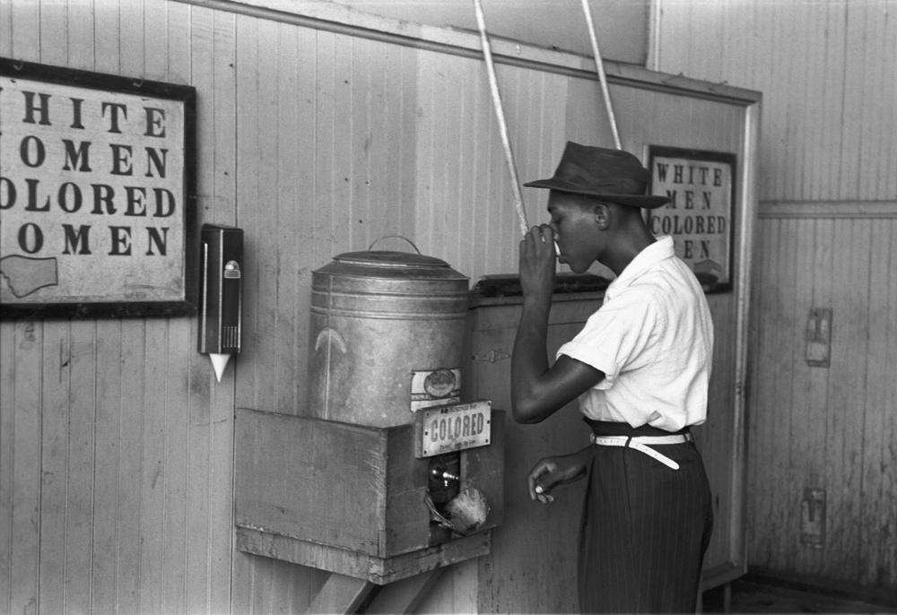 Alternative Sounds II (二) - Página 20 1368883686_%22Colored%22_drinking_fountain_from_mid-20th_century_with_african-american_drinking