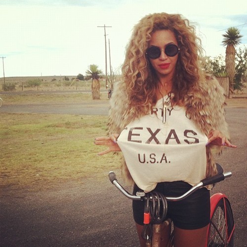 1 - Curiosidades sobre seu artista favorito Beyonce-wore-our-Property-of-Texas-oversized-V-neck-on-July-8-2012