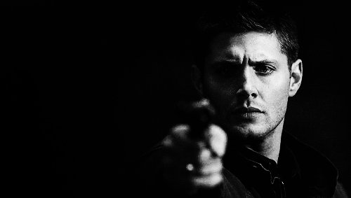 1x06  Heart  Of Darkness - Página 2 Black-and-white-boy-dean-winchester-gun-jensen-ackles-Favim.com-320638