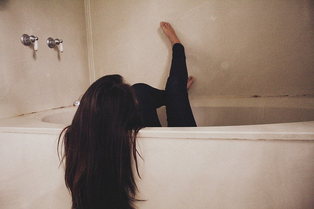 ` Avatar αrşivim ` [GüηcεL] -,- Alone-bathtub-brunette-dark-hair-girl-Favim.com-410873